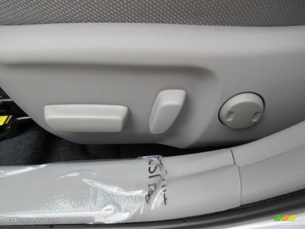 2013 Camry LE - Classic Silver Metallic / Ash photo #9