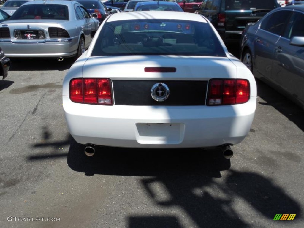 2005 Mustang V6 Deluxe Coupe - Performance White / Dark Charcoal photo #2