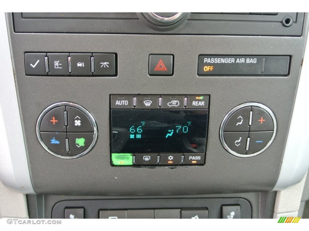 2009 Chevrolet Traverse LT Controls Photo #80663827