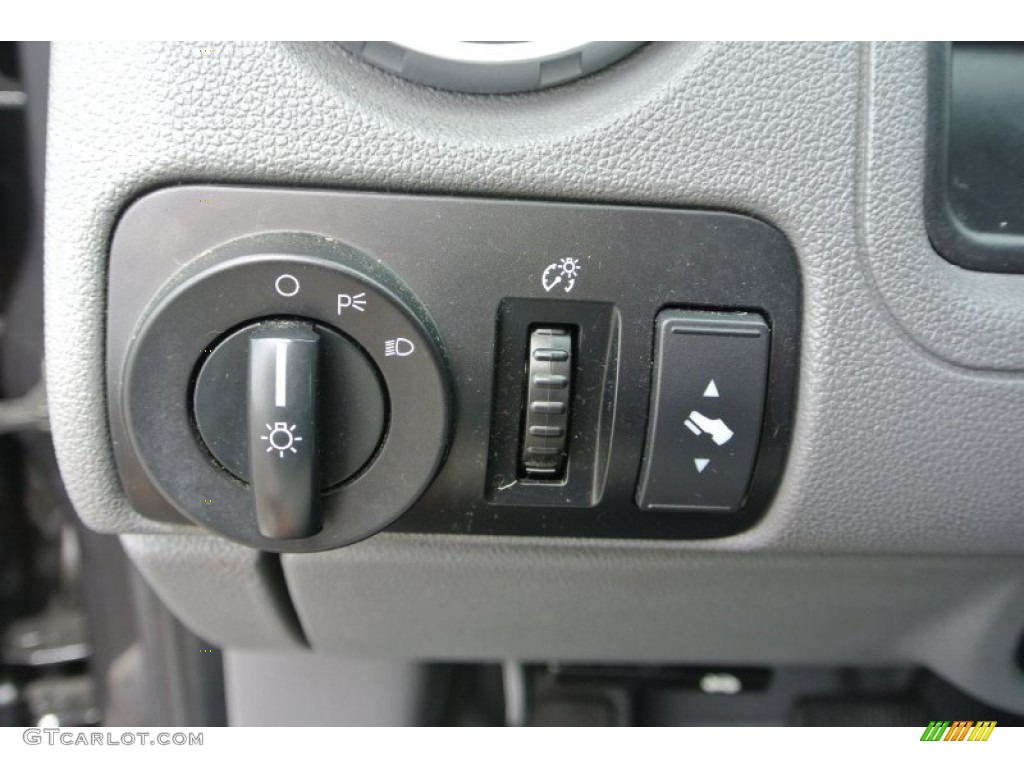 2007 Ford Freestyle SEL Controls Photo #80667000