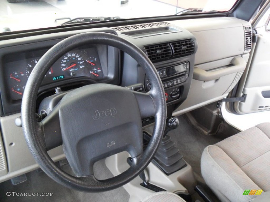 2004 Wrangler SE 4x4 - Light Khaki Metallic / Khaki photo #12