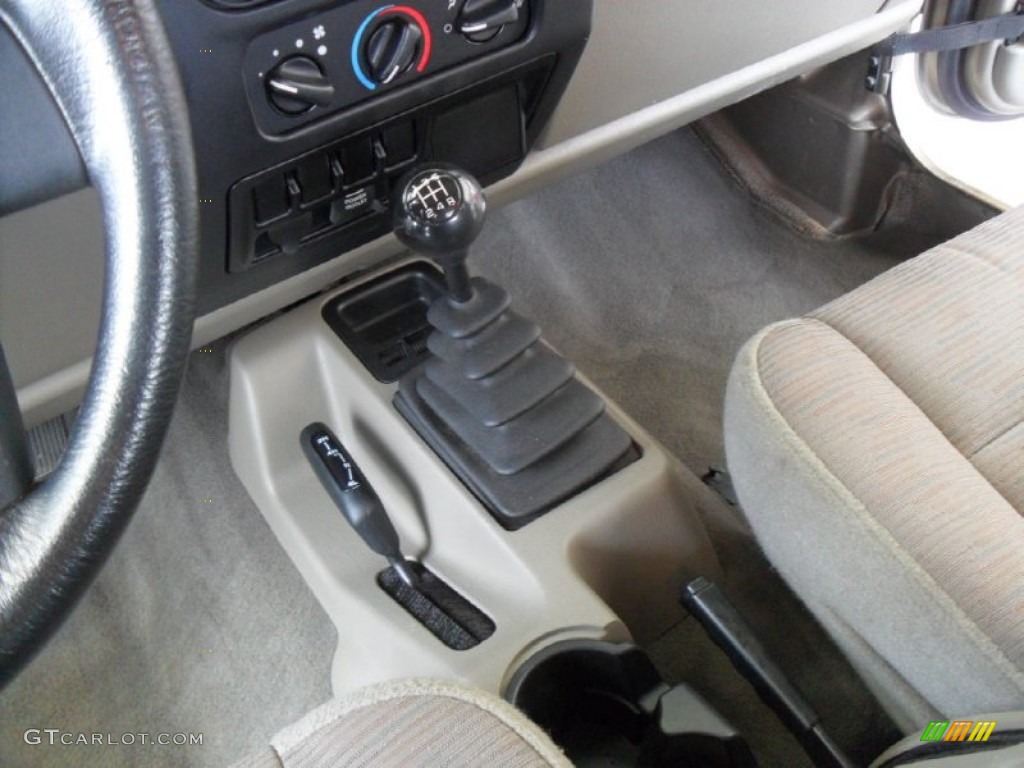 2004 Wrangler SE 4x4 - Light Khaki Metallic / Khaki photo #13