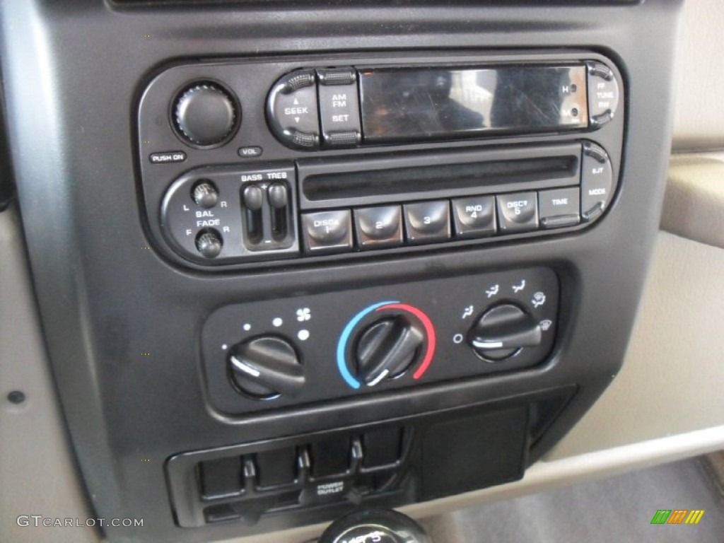 2004 Wrangler SE 4x4 - Light Khaki Metallic / Khaki photo #14