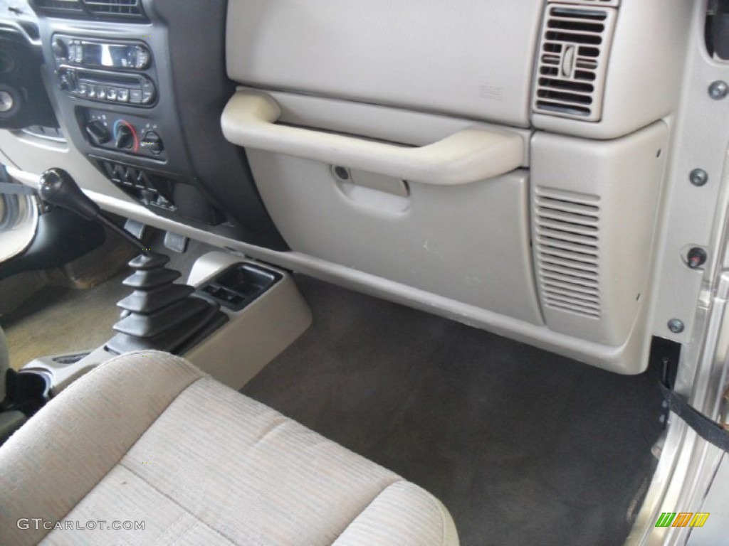 2004 Wrangler SE 4x4 - Light Khaki Metallic / Khaki photo #17