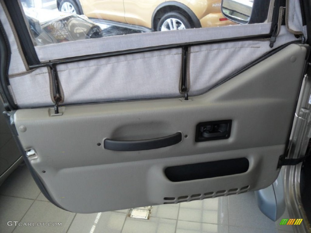 2004 Wrangler SE 4x4 - Light Khaki Metallic / Khaki photo #22