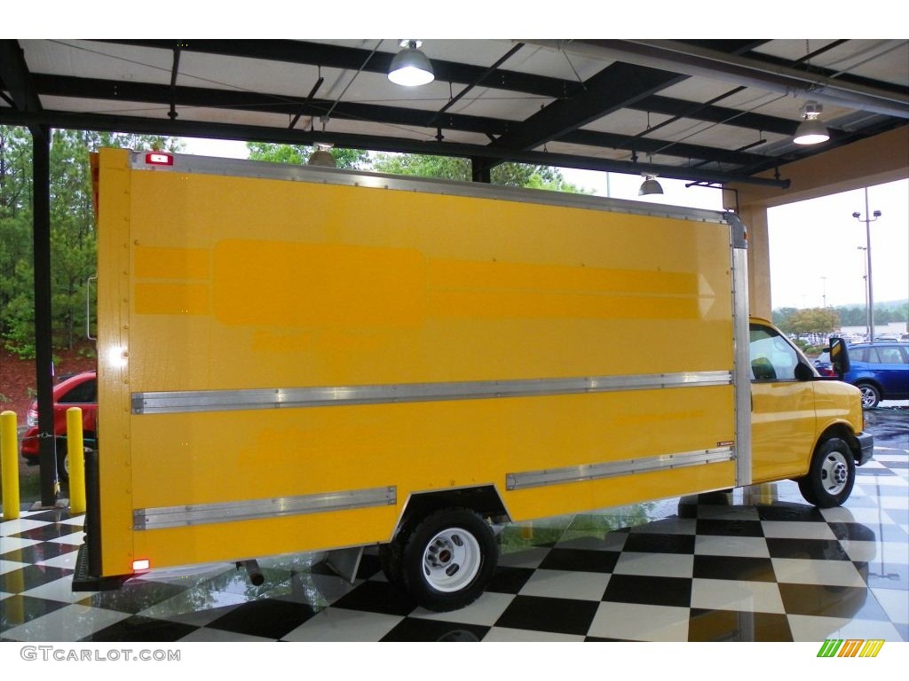 2009 Savana Cutaway 3500 Commercial Moving Truck - Yellow / Medium Pewter photo #6