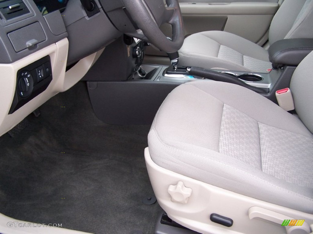 2010 Fusion SE V6 - Brilliant Silver Metallic / Medium Light Stone photo #11