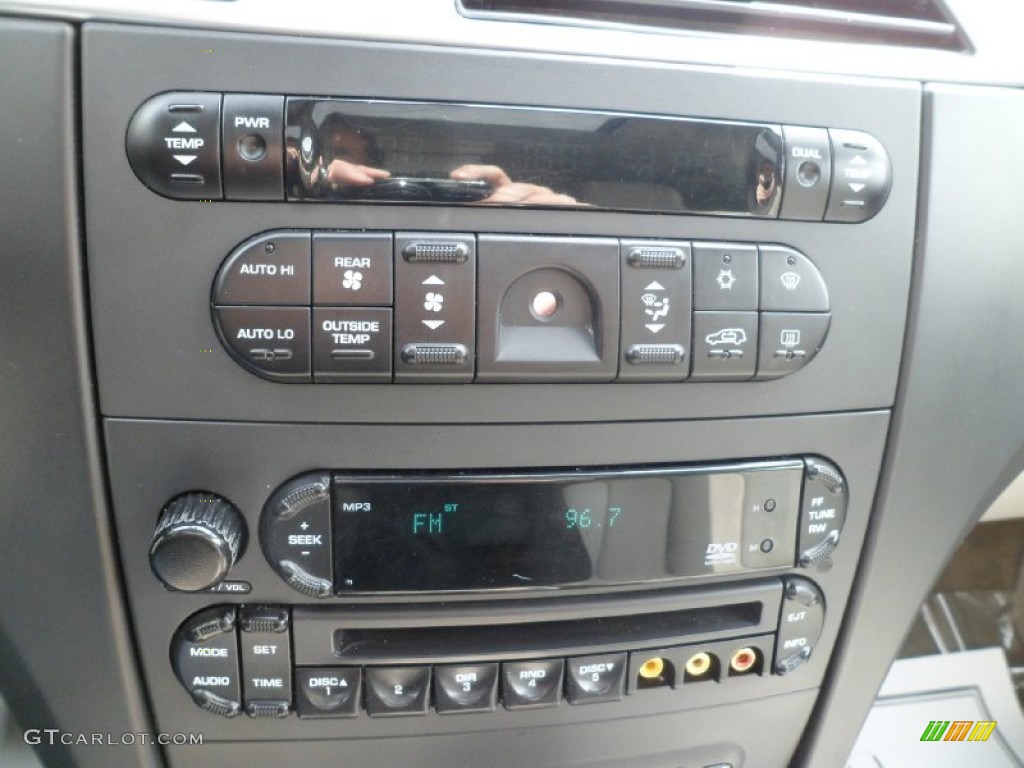 2007 Chrysler Pacifica Limited Controls Photo #80687810