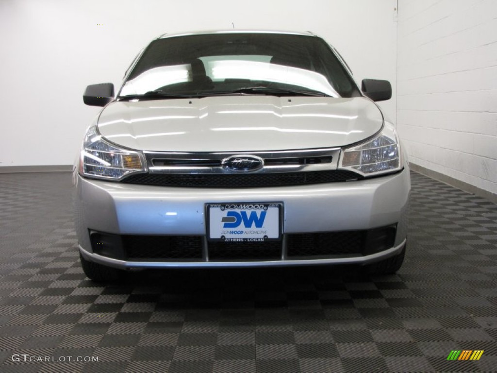 2010 Focus SE Sedan - Ingot Silver Metallic / Charcoal Black photo #2