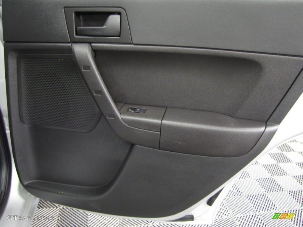 2010 Focus SE Sedan - Ingot Silver Metallic / Charcoal Black photo #13