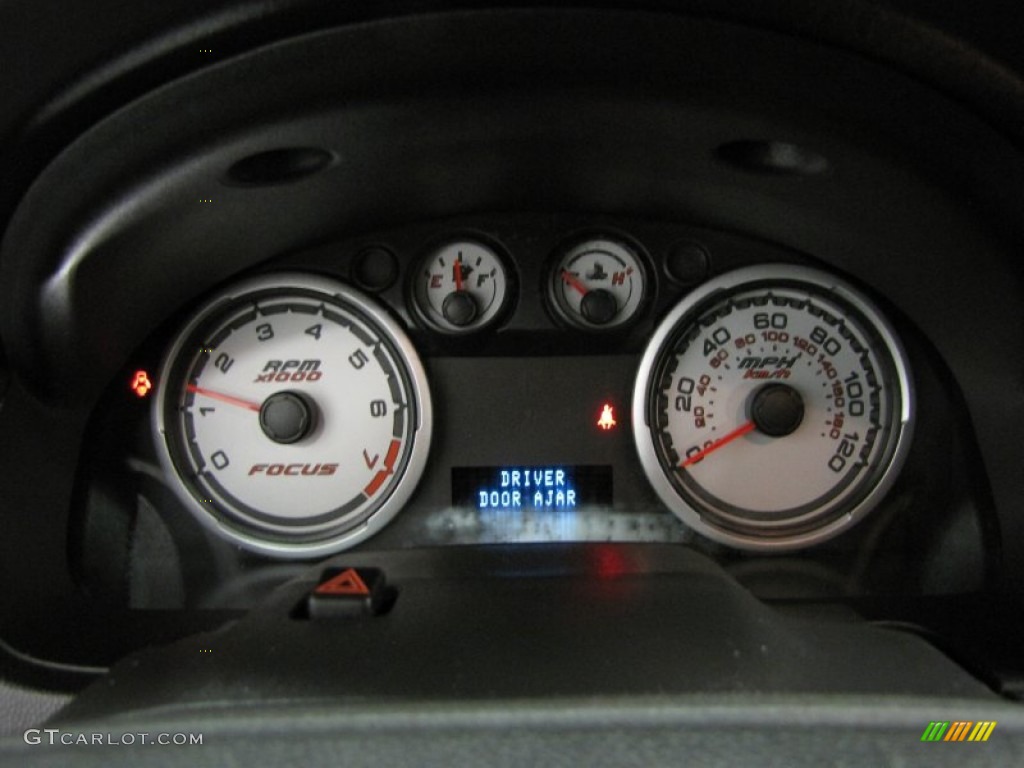 2010 Focus SE Sedan - Ingot Silver Metallic / Charcoal Black photo #18