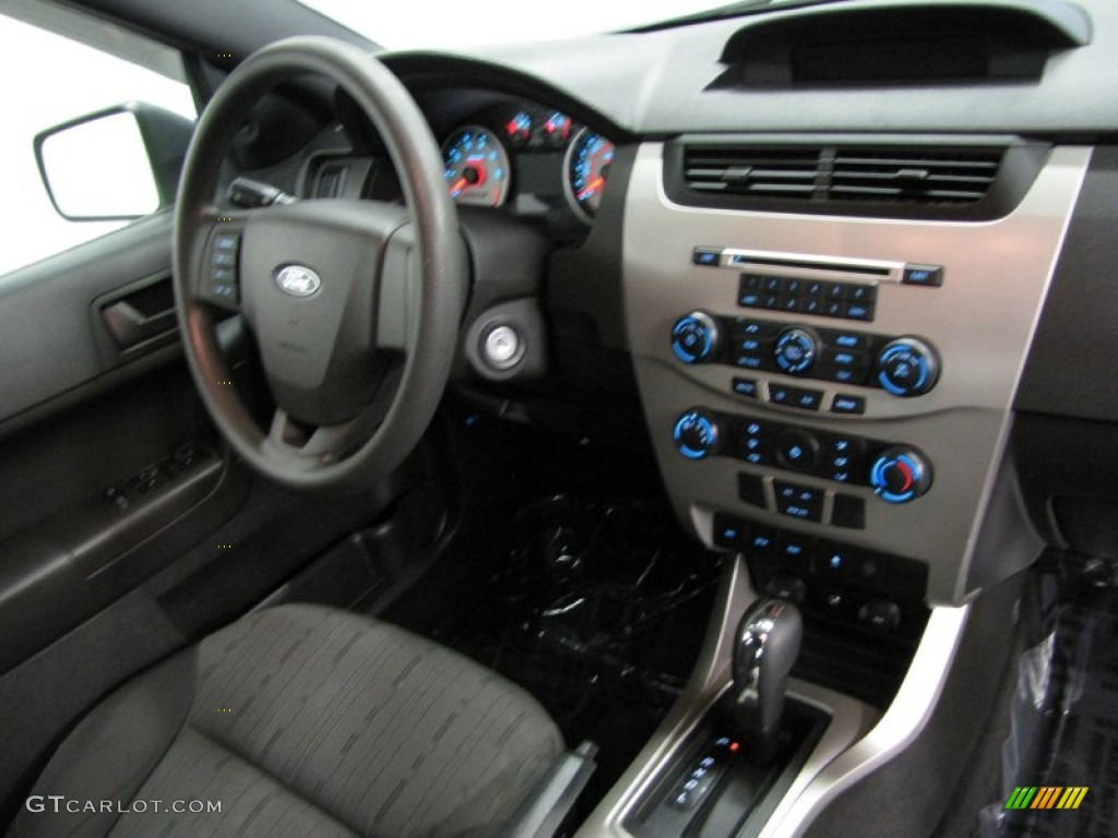 2010 Focus SE Sedan - Ingot Silver Metallic / Charcoal Black photo #20