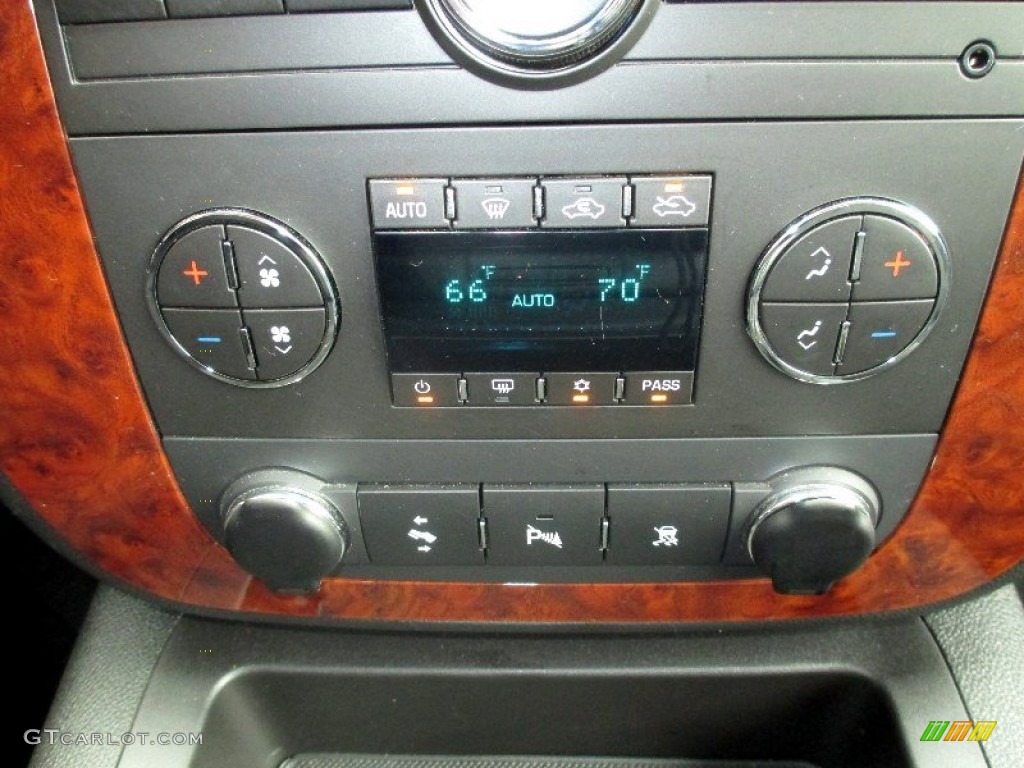 2010 Chevrolet Avalanche LS 4x4 Controls Photo #80697345