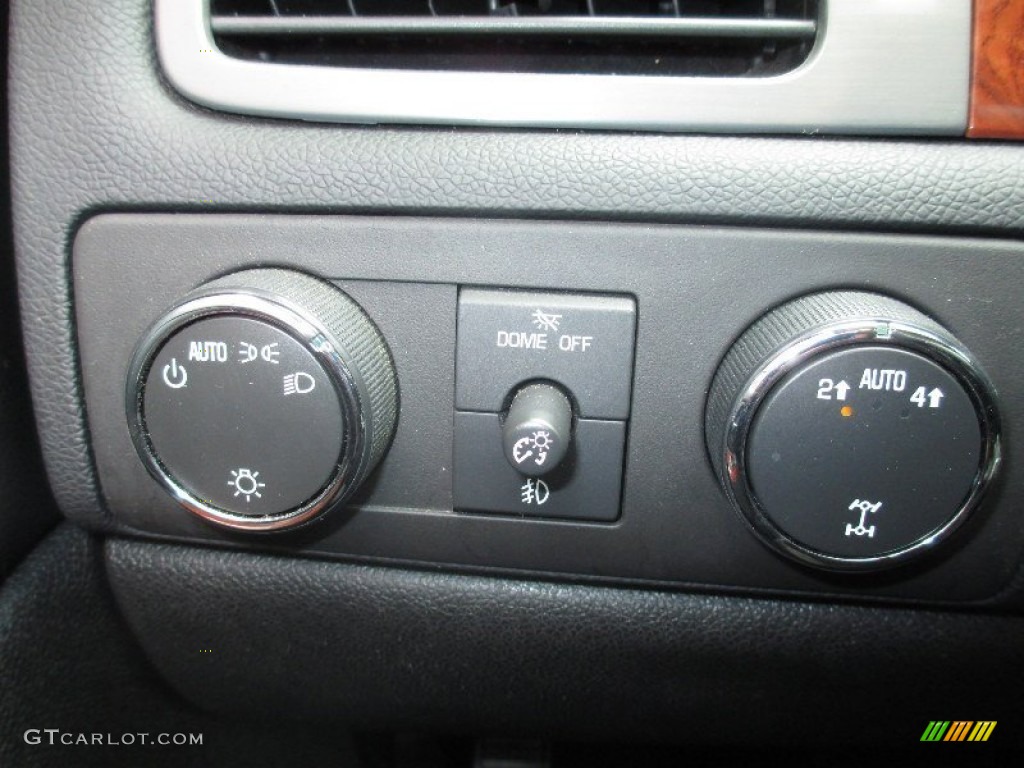 2010 Chevrolet Avalanche LS 4x4 Controls Photo #80697371