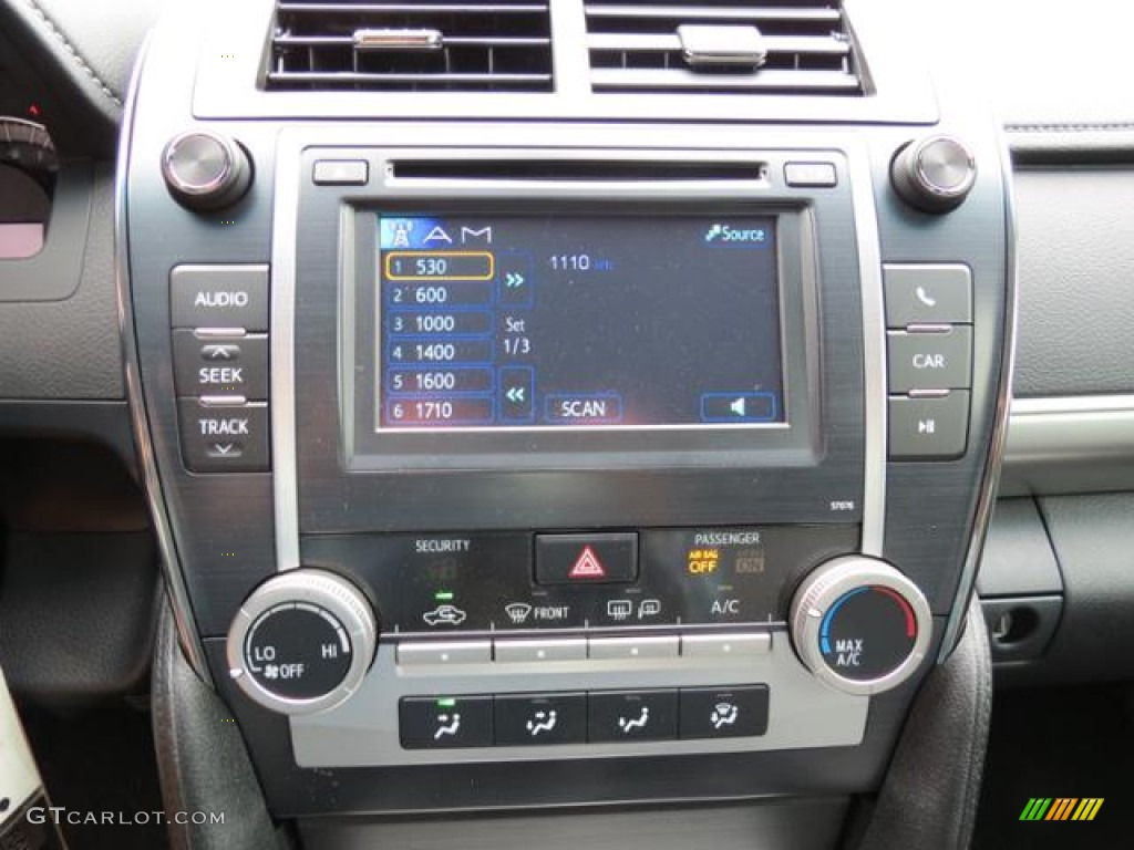 2013 Toyota Camry SE Controls Photo #80715215