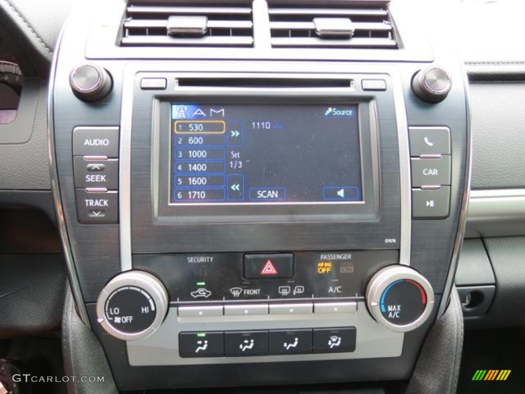2013 Toyota Camry SE Controls Photo #80715887