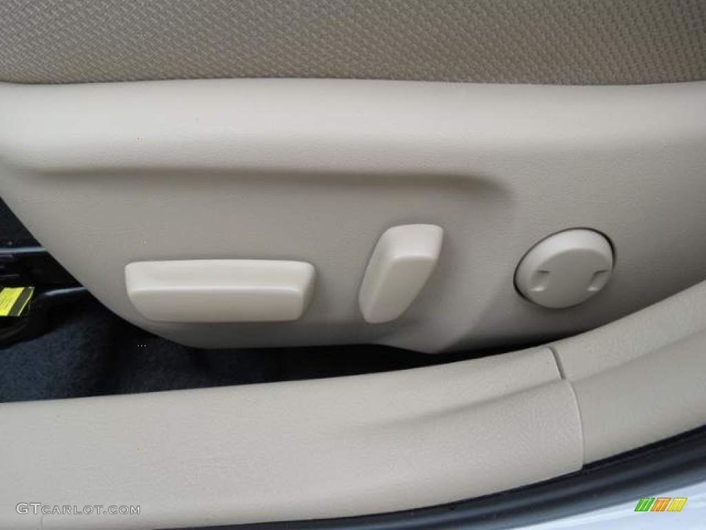 2013 Camry LE - Super White / Ivory photo #9