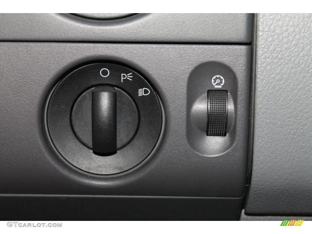 2006 Ford F150 STX SuperCab 4x4 Controls Photo #80717773