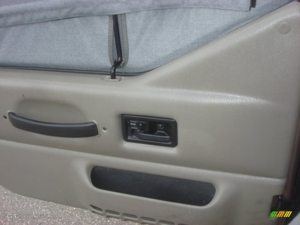 2004 Wrangler SE 4x4 - Light Khaki Metallic / Khaki photo #12