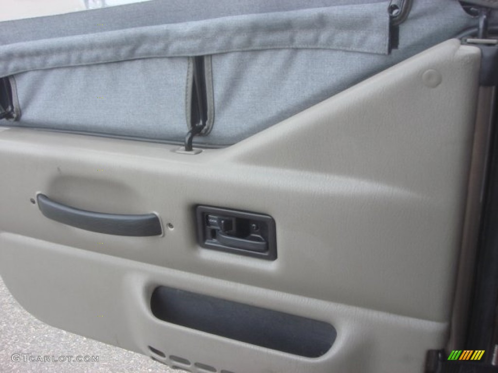 2004 Wrangler SE 4x4 - Light Khaki Metallic / Khaki photo #16