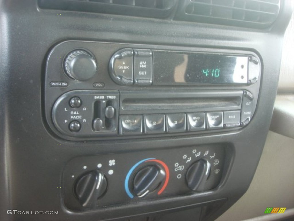 2004 Wrangler SE 4x4 - Light Khaki Metallic / Khaki photo #18