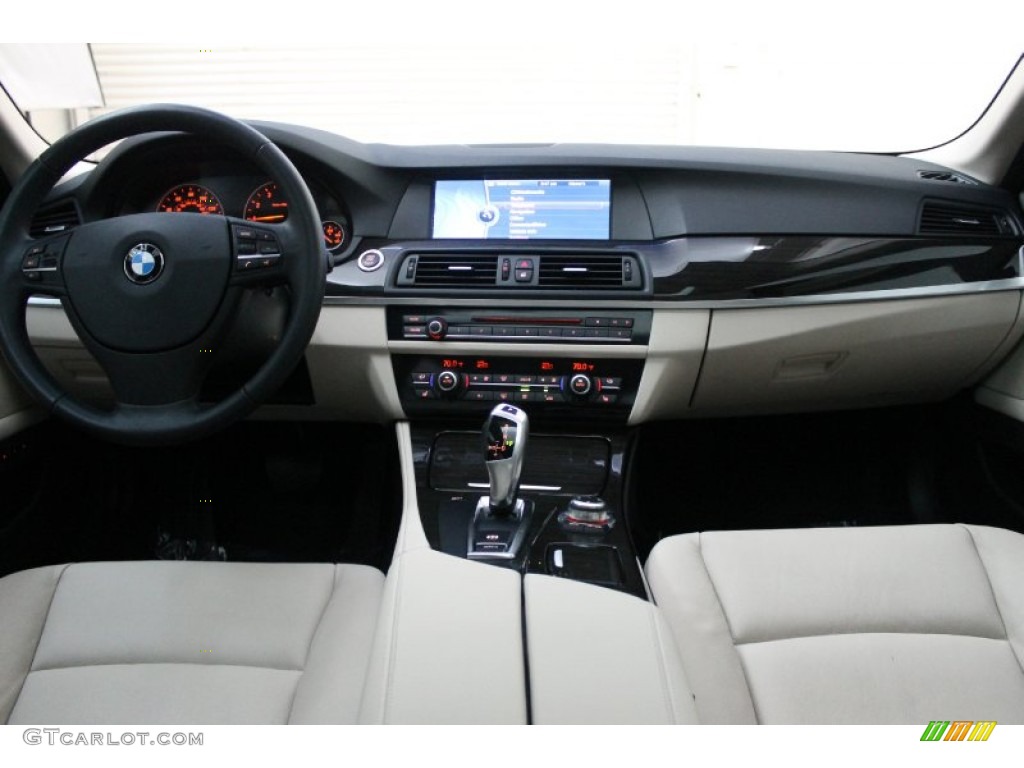 2011 BMW 5 Series 528i Sedan Oyster/Black Dashboard Photo #80771348