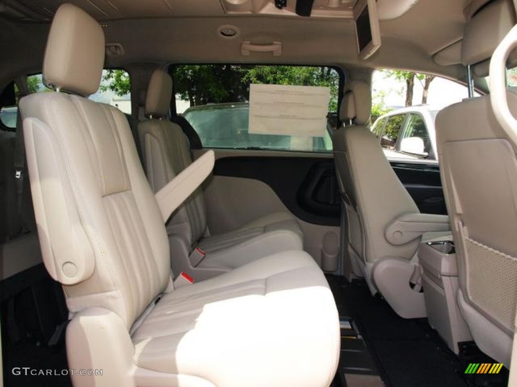 2013 Town & Country Touring - Crystal Blue Pearl / Black/Light Graystone photo #4