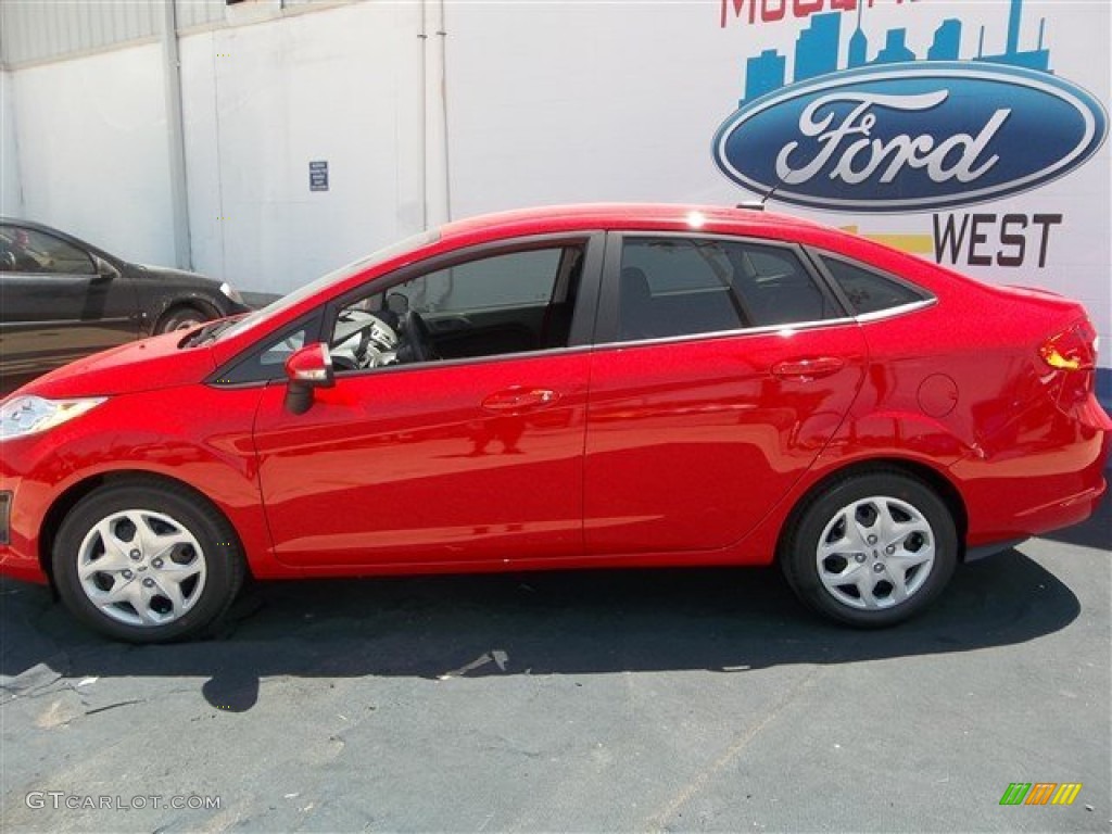 2013 Fiesta SE Sedan - Race Red / Charcoal Black photo #3