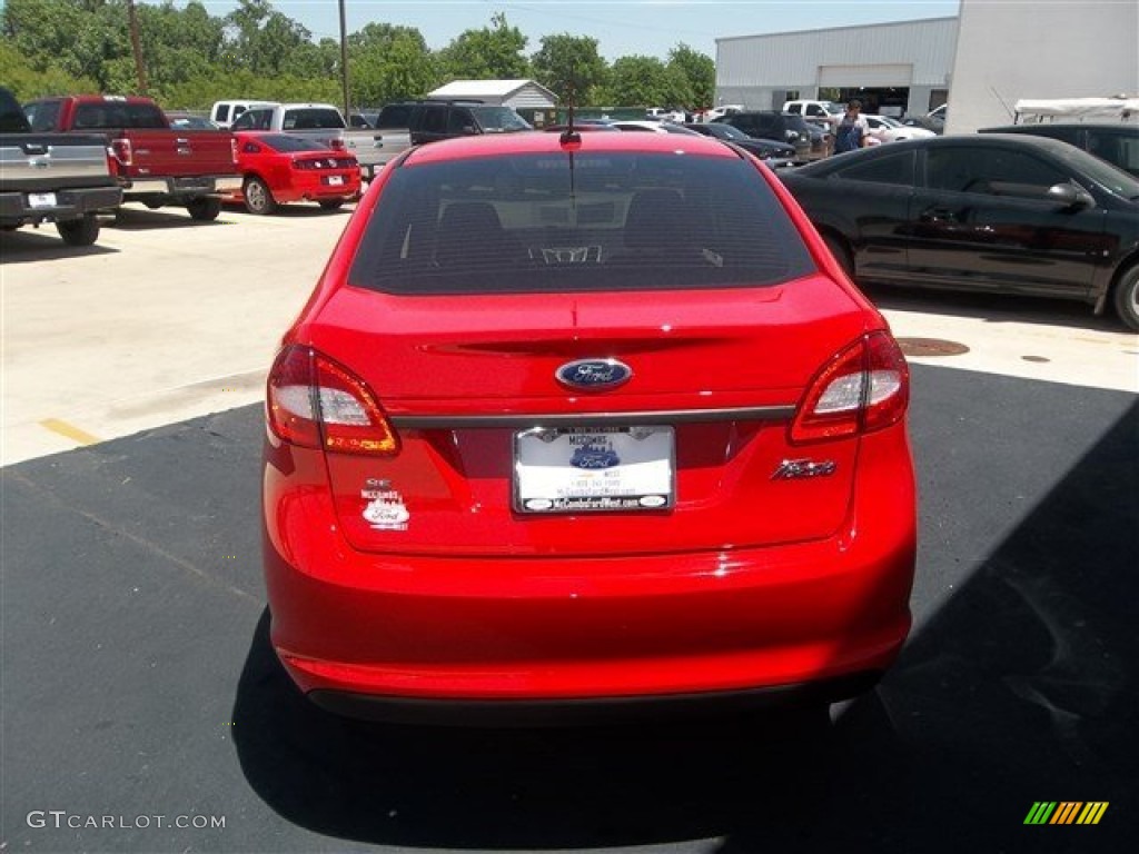 2013 Fiesta SE Sedan - Race Red / Charcoal Black photo #5