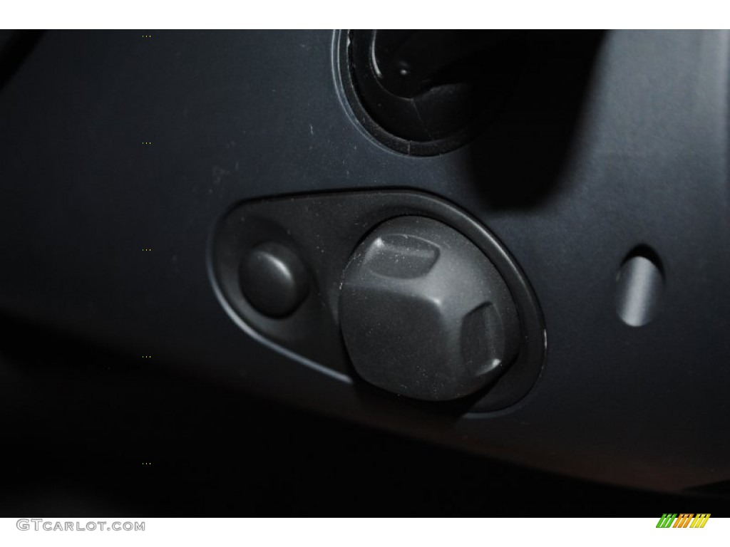 2007 Audi S8 5.2 quattro Controls Photo #80845982