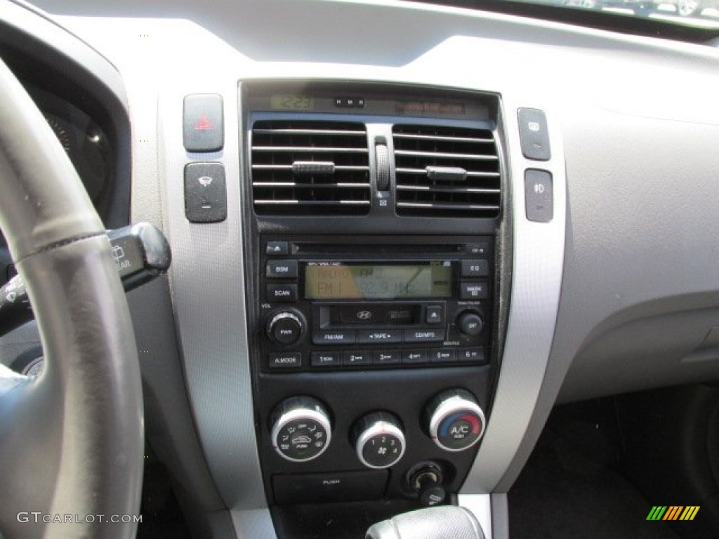 2006 Hyundai Tucson GLS V6 Controls Photos
