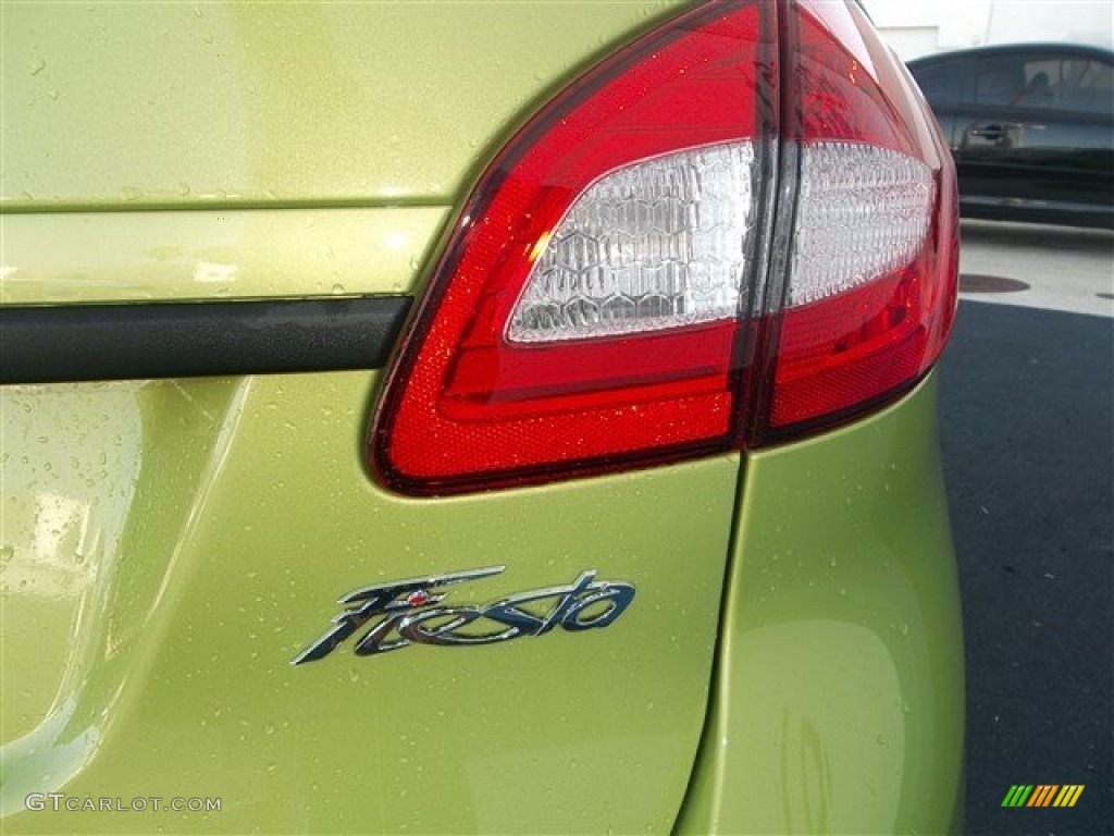 2013 Fiesta SE Sedan - Lime Squeeze / Charcoal Black photo #7