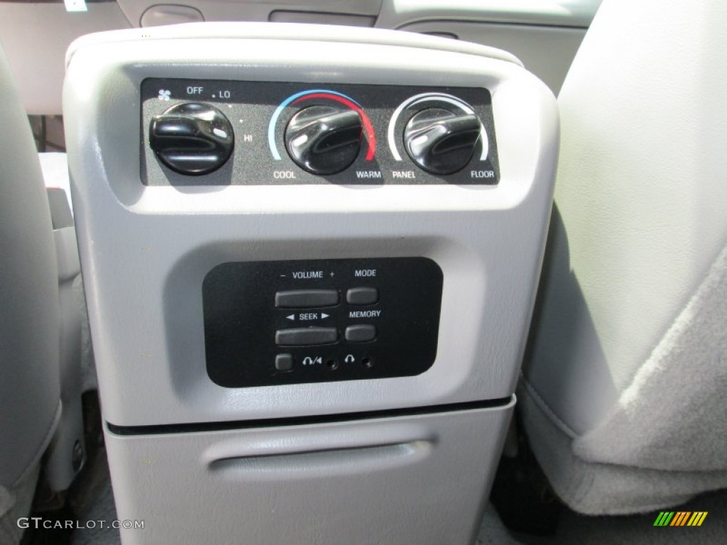 2002 Expedition XLT 4x4 - Laser Red / Medium Graphite photo #18
