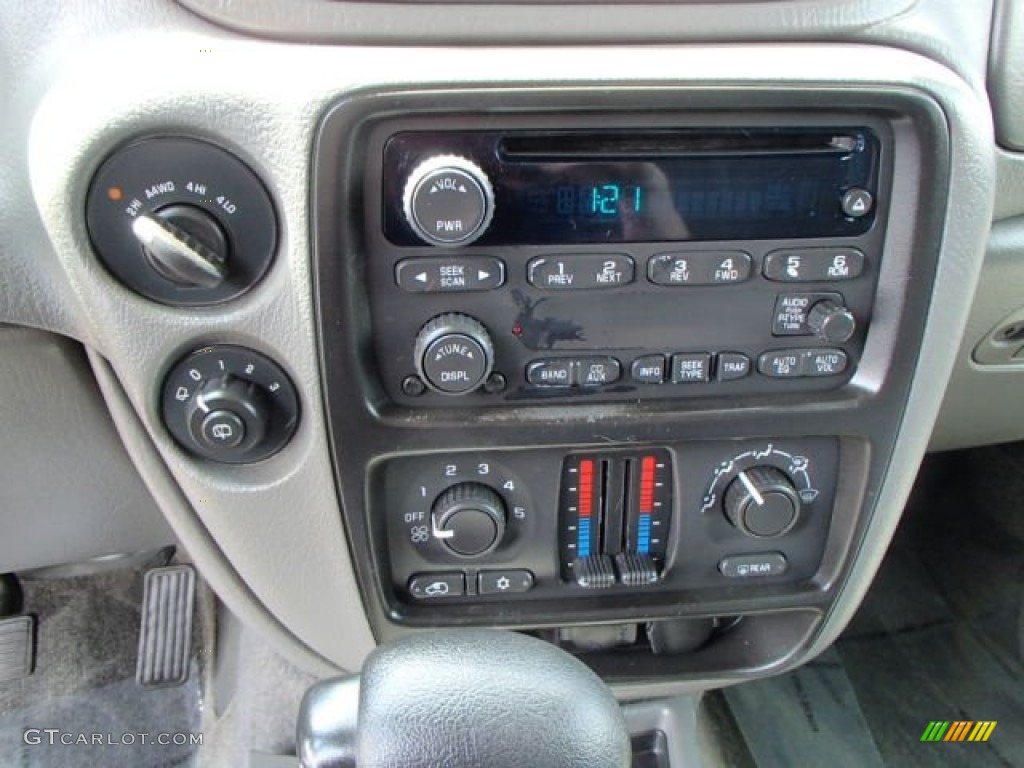 2004 Chevrolet TrailBlazer LS 4x4 Controls Photo #80859437