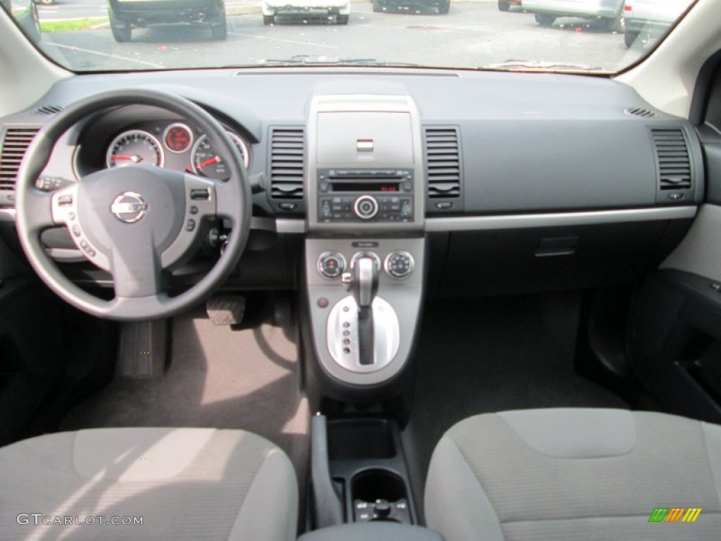 2010 Nissan Sentra 2.0 SR Dashboard Photos