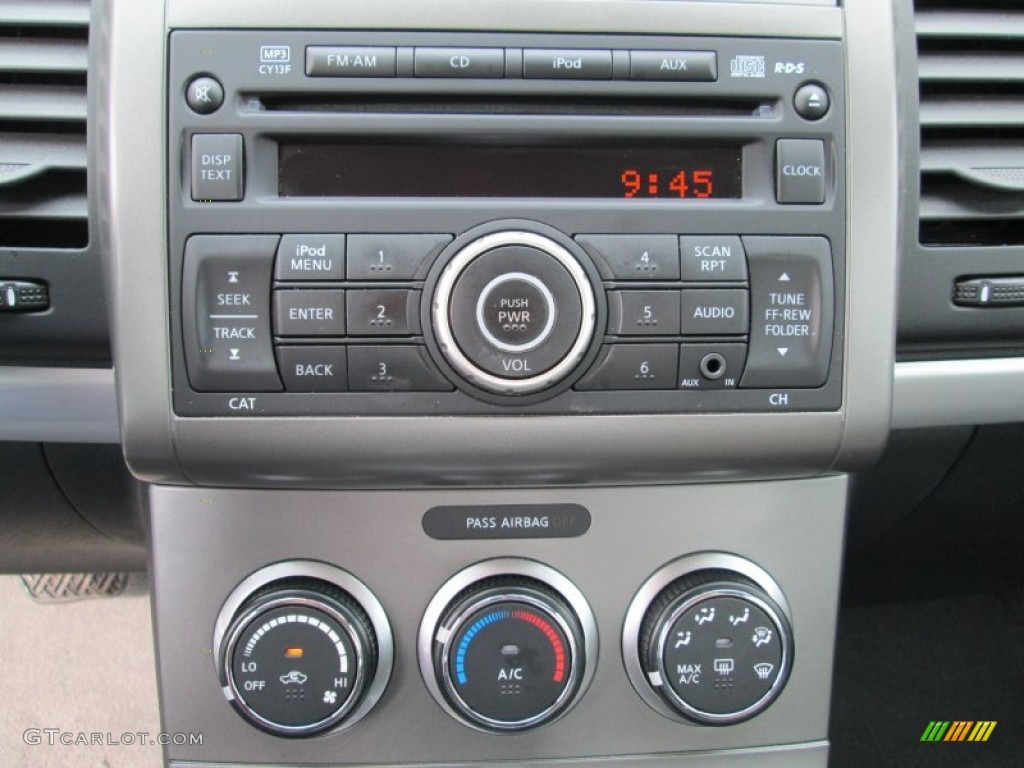 2010 Nissan Sentra 2.0 SR Controls Photos