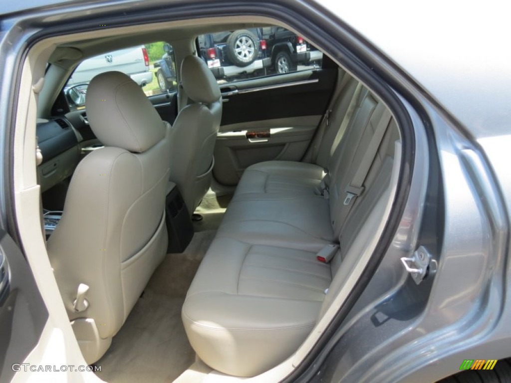2007 Chrysler 300 C HEMI AWD Rear Seat Photo 80862652