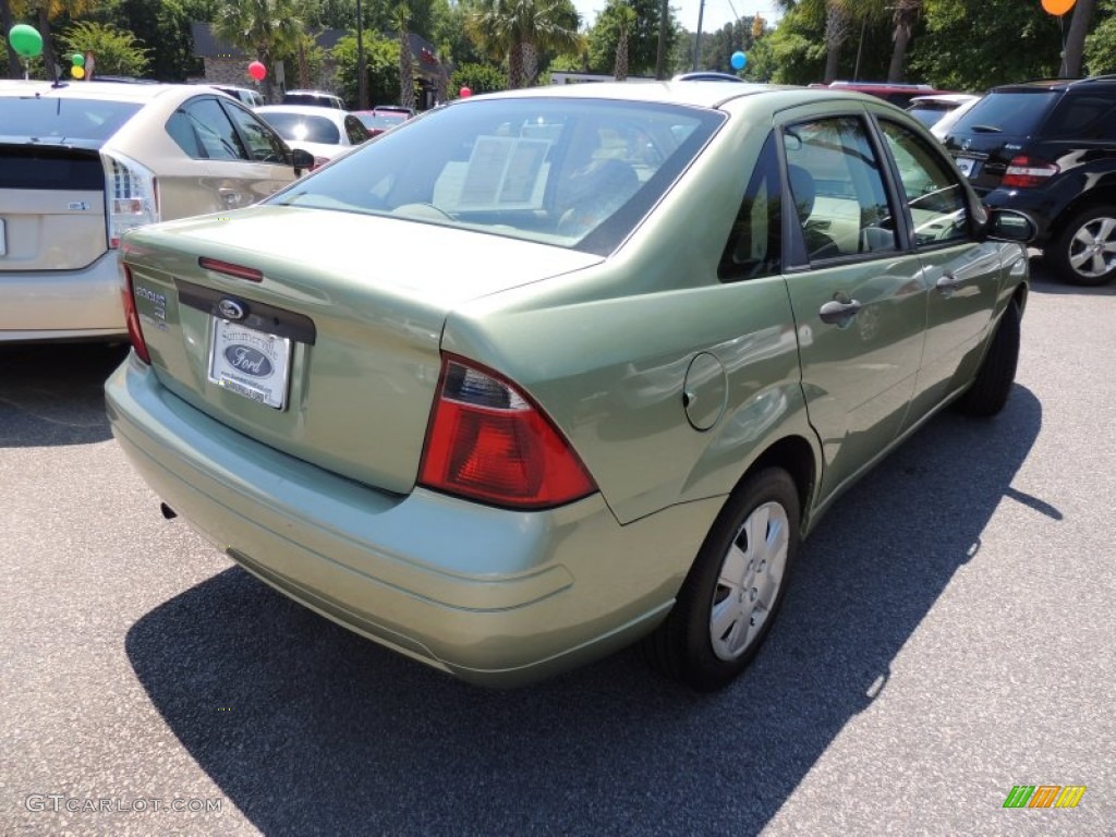 2007 Focus ZX4 SE Sedan - Kiwi Green Metallic / Dark Pebble/Light Pebble photo #13