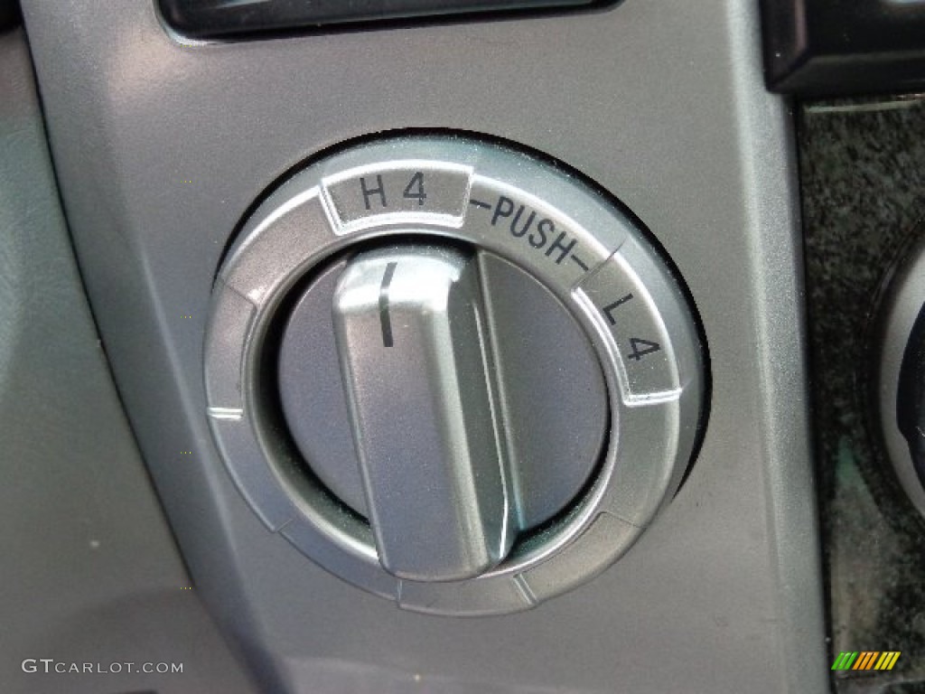 2003 Toyota 4Runner Limited 4x4 Controls Photos