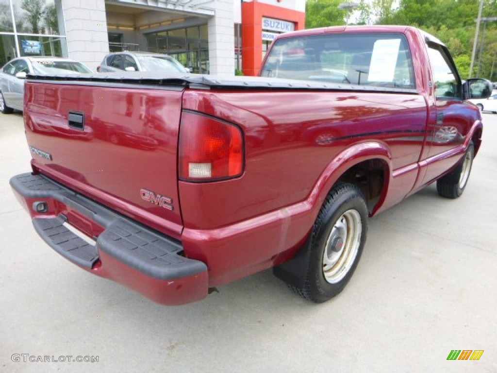 2002 Sonoma SL Regular Cab - Cherry Red Metallic / Graphite photo #2