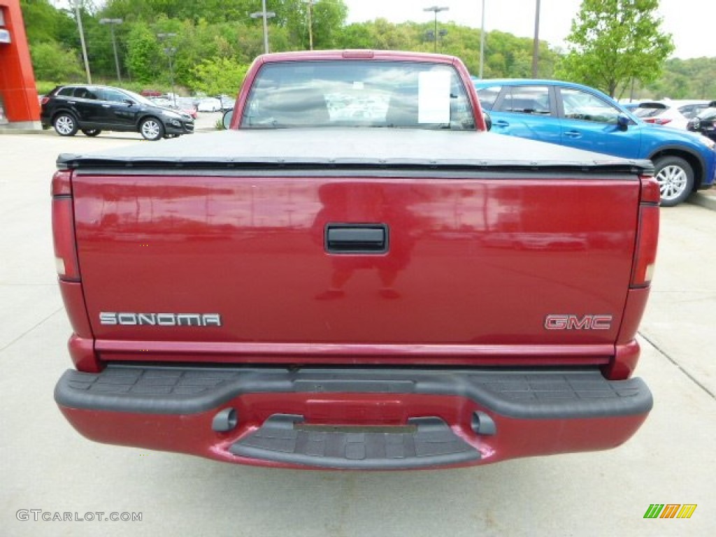 2002 Sonoma SL Regular Cab - Cherry Red Metallic / Graphite photo #3