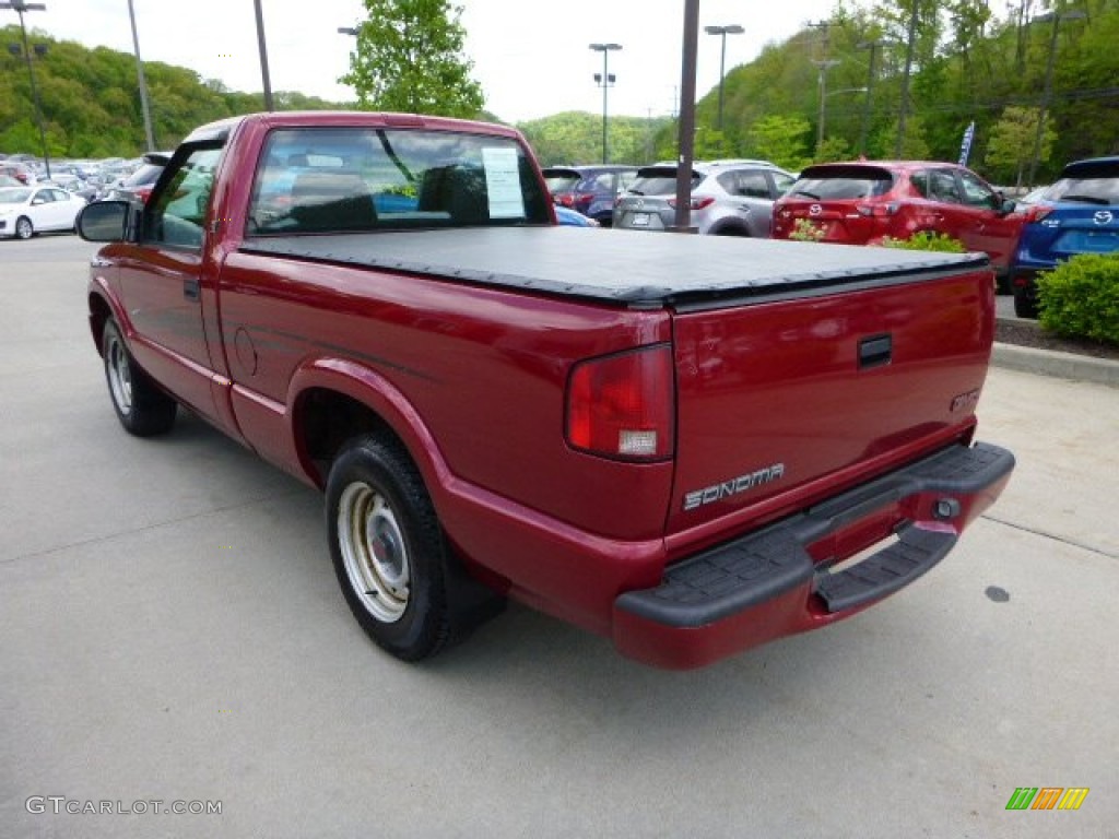 2002 Sonoma SL Regular Cab - Cherry Red Metallic / Graphite photo #4