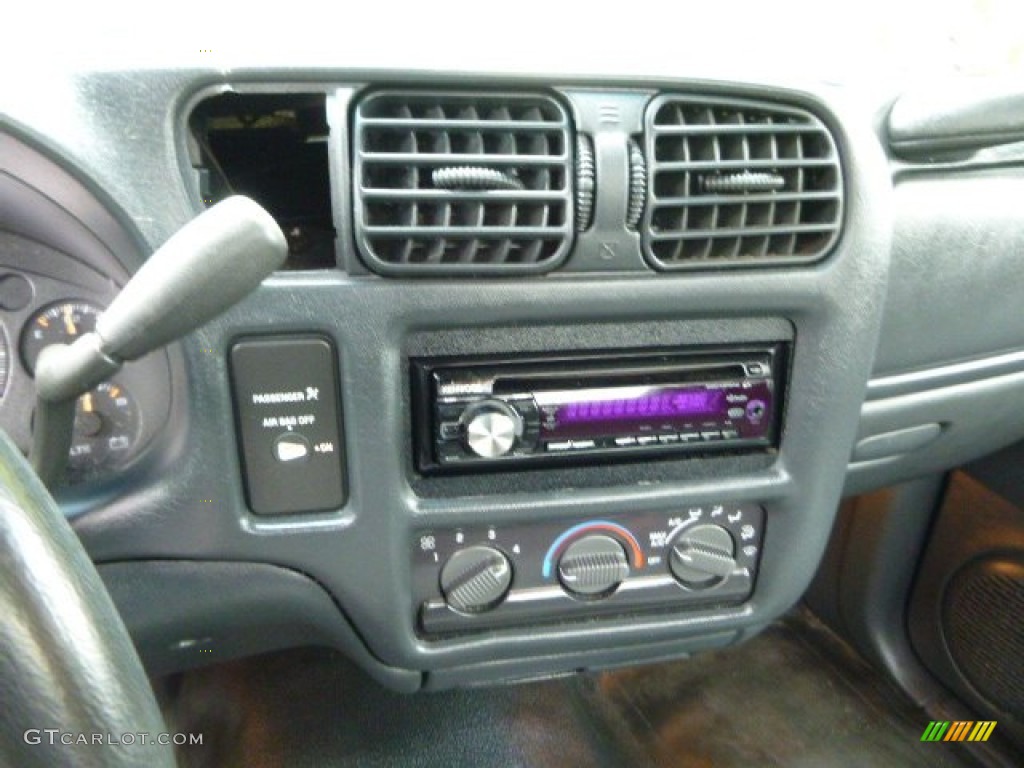 2002 GMC Sonoma SL Regular Cab Controls Photo #80875765