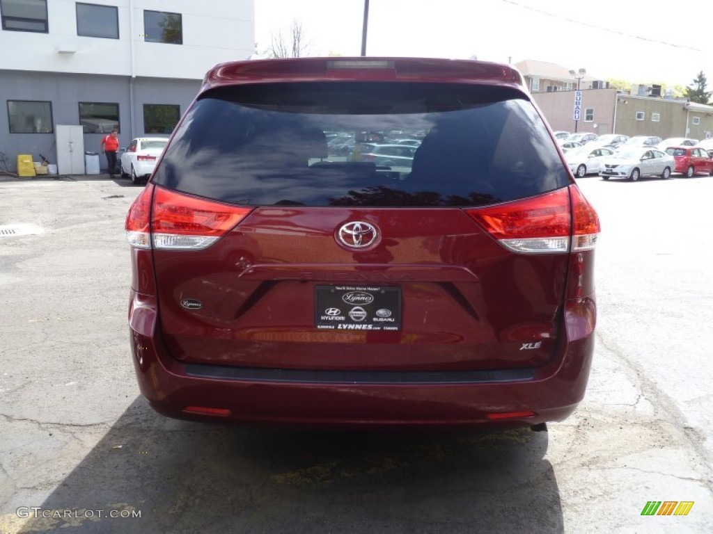 2011 Sienna XLE - Salsa Red Pearl / Light Gray photo #5