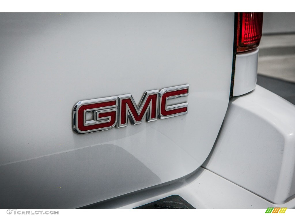 2005 GMC Envoy SLT Marks and Logos Photos