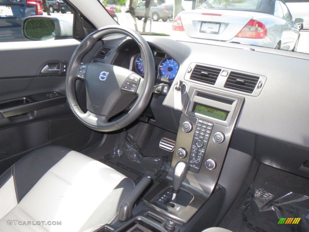2013 Volvo C30 T5 R-Design Dashboard Photos