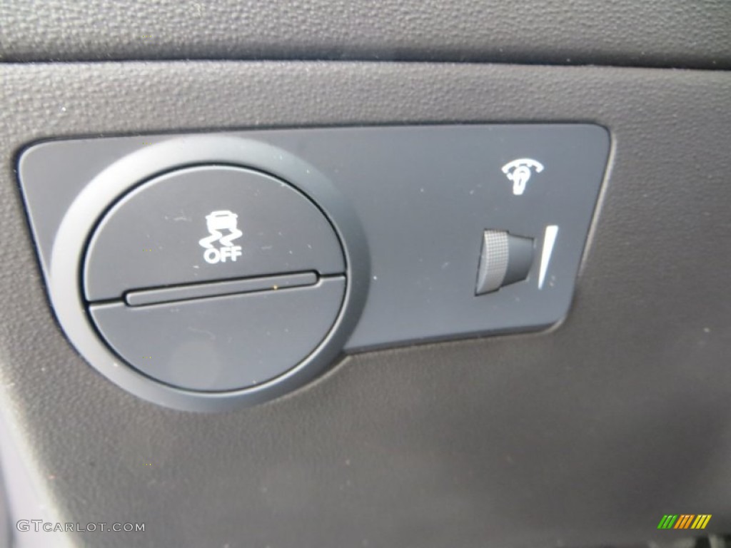 2011 Hyundai Genesis Coupe 2.0T Controls Photos