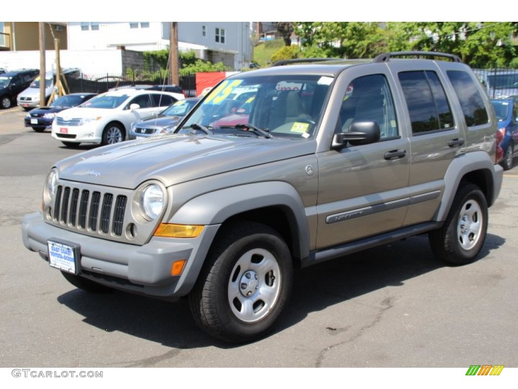 2005 Liberty Sport 4x4 - Light Khaki Metallic / Khaki photo #3