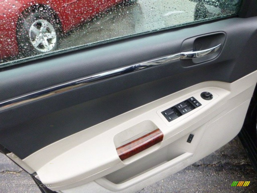 2007 Chrysler 300 C HEMI AWD Door Panel Photos