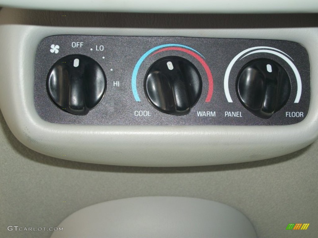2002 Ford Excursion XLT 4x4 Controls Photo #80906636